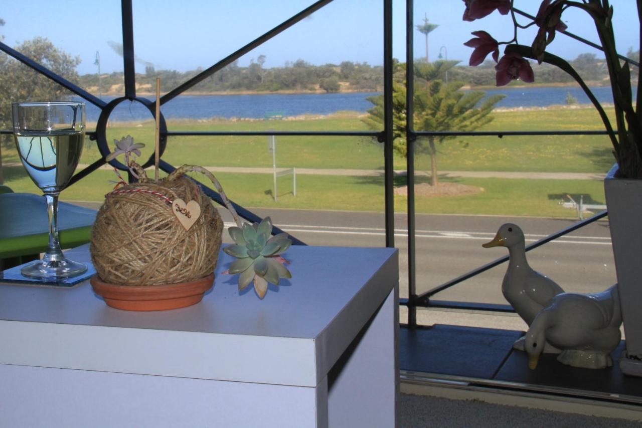 Sea Breeze On The Esplanade Villa Lakes Entrance Eksteriør billede