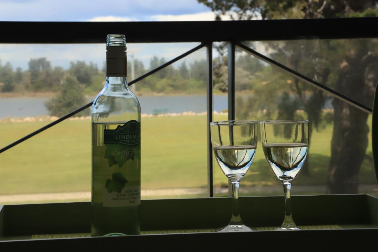 Sea Breeze On The Esplanade Villa Lakes Entrance Eksteriør billede